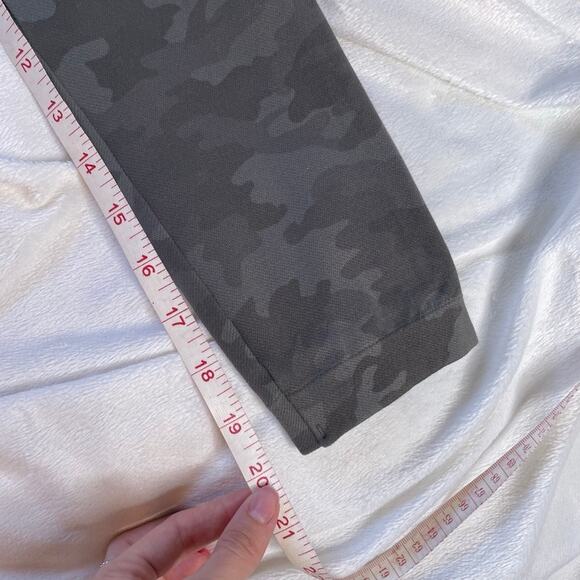 SPANX Green Camo Cropped Seamless Leggings Small Compression - Picture 3 of 4